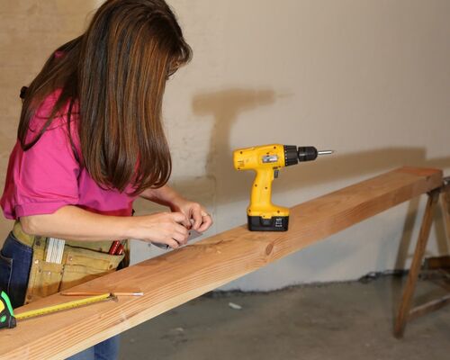 women_diy_groups_incentives_relaxation_hobbies_living_room_carpentry-882837